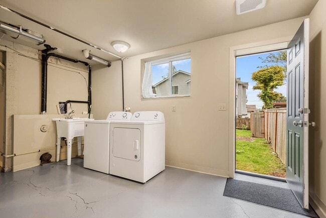 Building Photo - 2114 Dexter Ave N