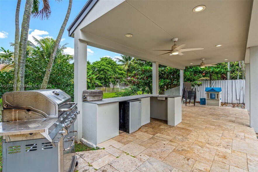 Building Photo - 8351 SW 39th Ct