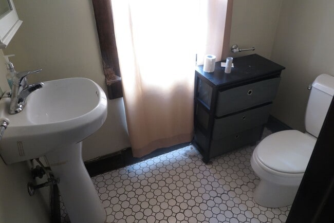 Building Photo - Maryland 6Bdrm House blocks from UWM Campus