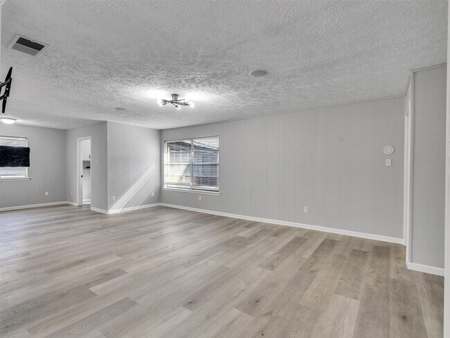 Building Photo - 3202 Lakehaven Dr