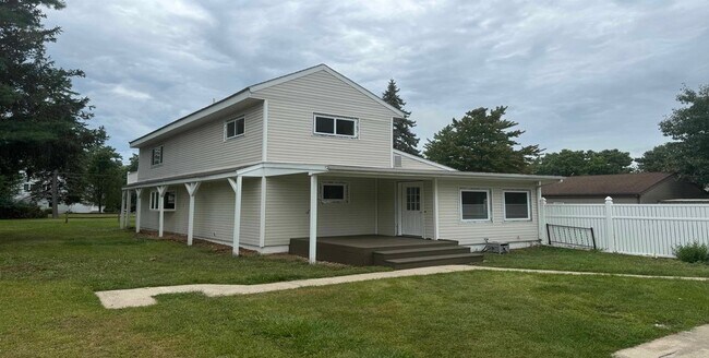 Building Photo - 40 Deep Lake Rd