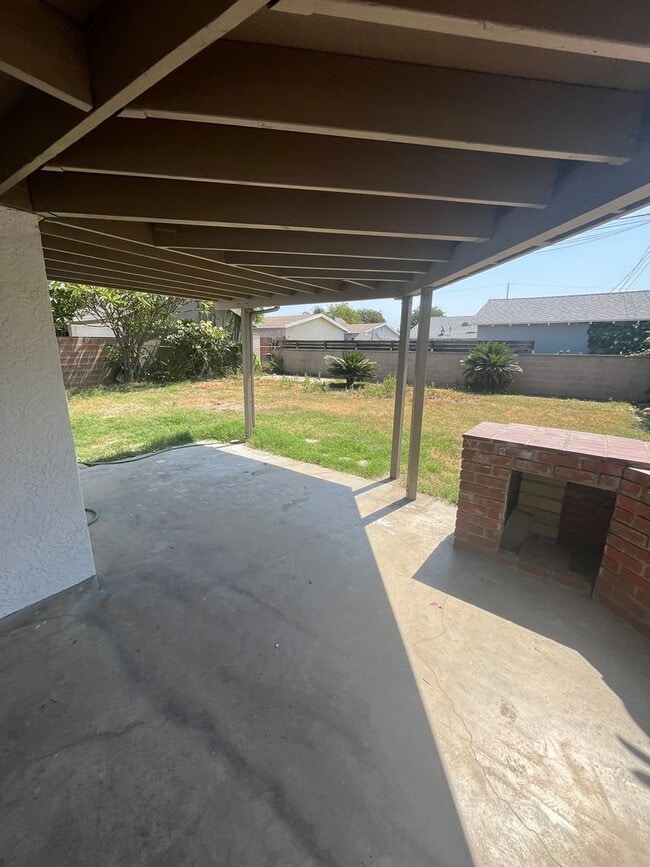 Building Photo - Lovely 3 Bedroom 1 Bath House with Garage