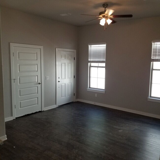 Building Photo - 3 bedroom 3.5 bathroom home near campus