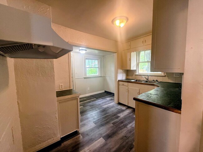 Building Photo - Four bedroom one bathroom home for rent
