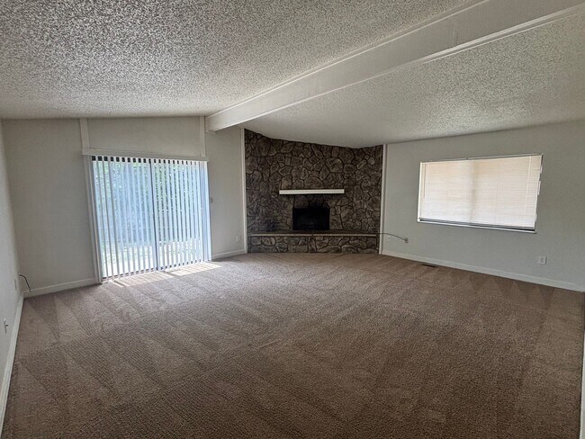 Building Photo - 4 bed/2.5 bath home