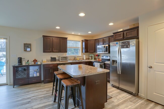 Building Photo - 4 bedroom townhome