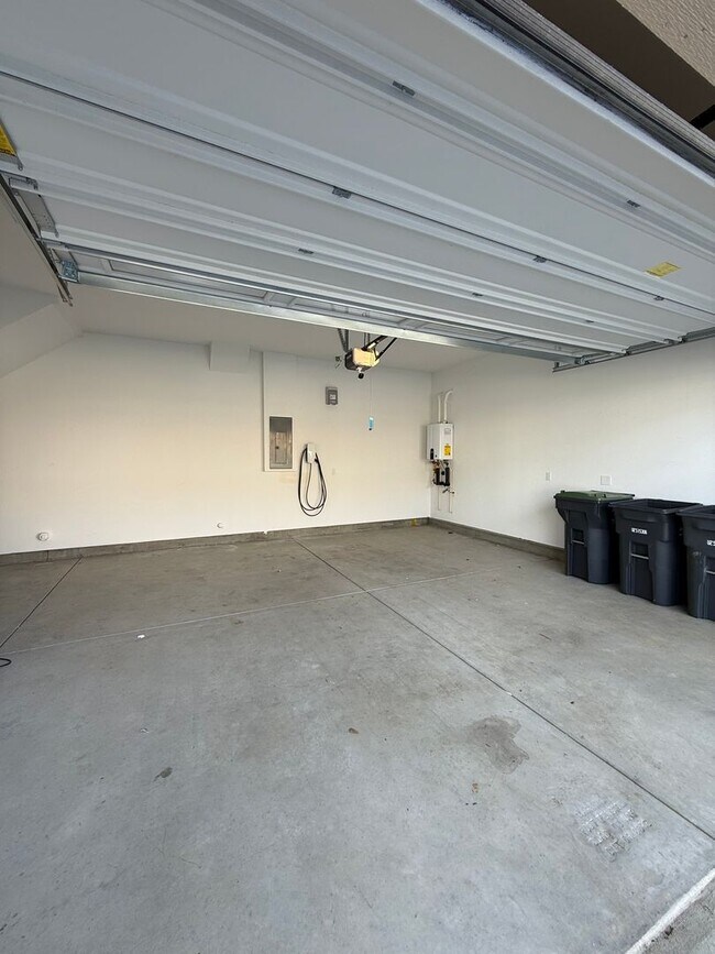 Building Photo - LAKE VIEW