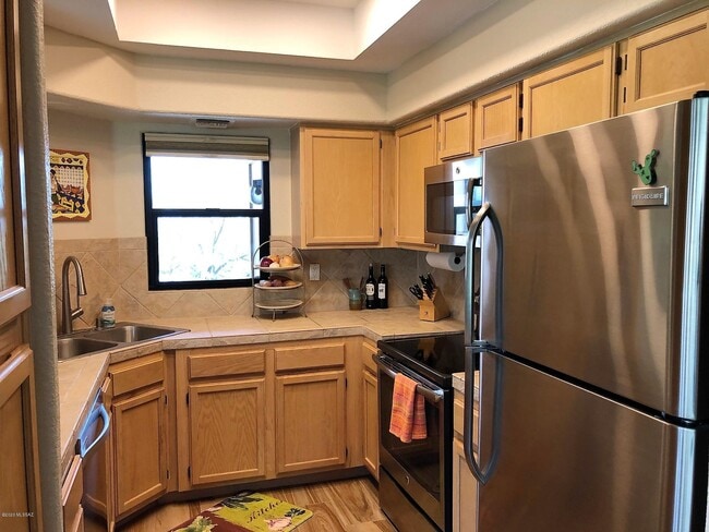 Building Photo - 6655 N Canyon Crest Dr