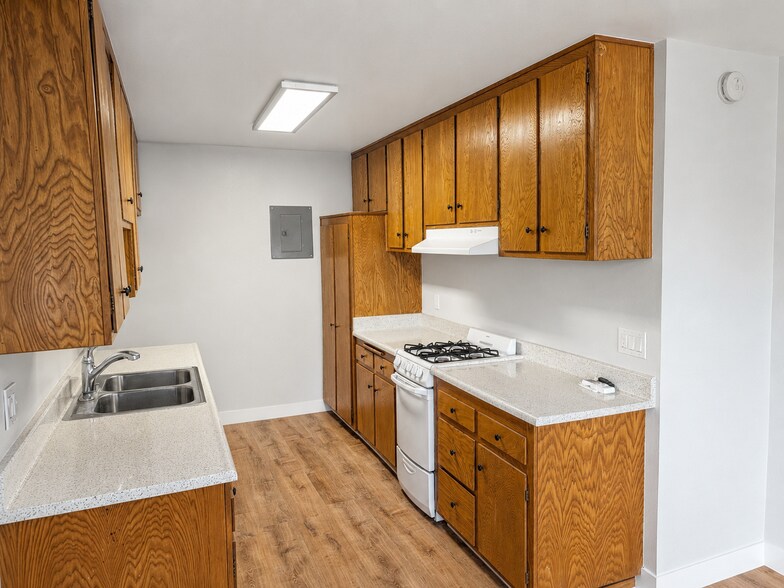 Building Photo - 401 N Tustin Ave
