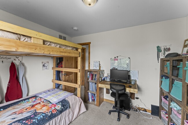 Building Photo - 215 Will Scarlet Dr