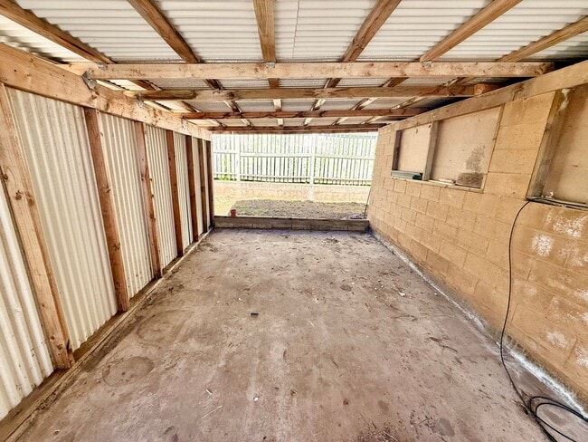 Building Photo - 4 Bedroom / 1 Bath House for Rent in Wailuku!