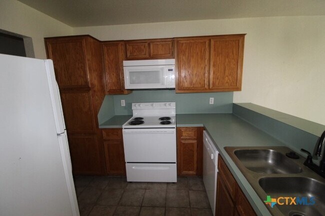 Building Photo - 2412 Skylark Cir