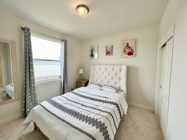 Building Photo - Beautiful 4 Bedroom Home in Clovis!