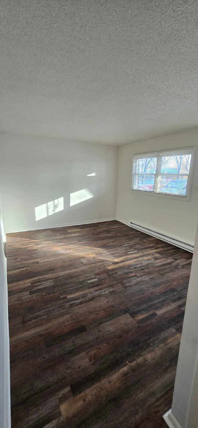 Building Photo - 570 US-52