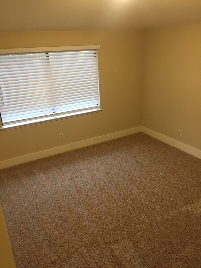 Building Photo - 110 Rock Ravine Ct