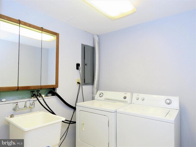 Building Photo - 7526 Mattingly Ln