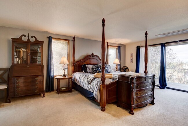 Building Photo - 3 Bedroom 2.5 bathroom spacious home with views of marina and downtown Oak Harbor