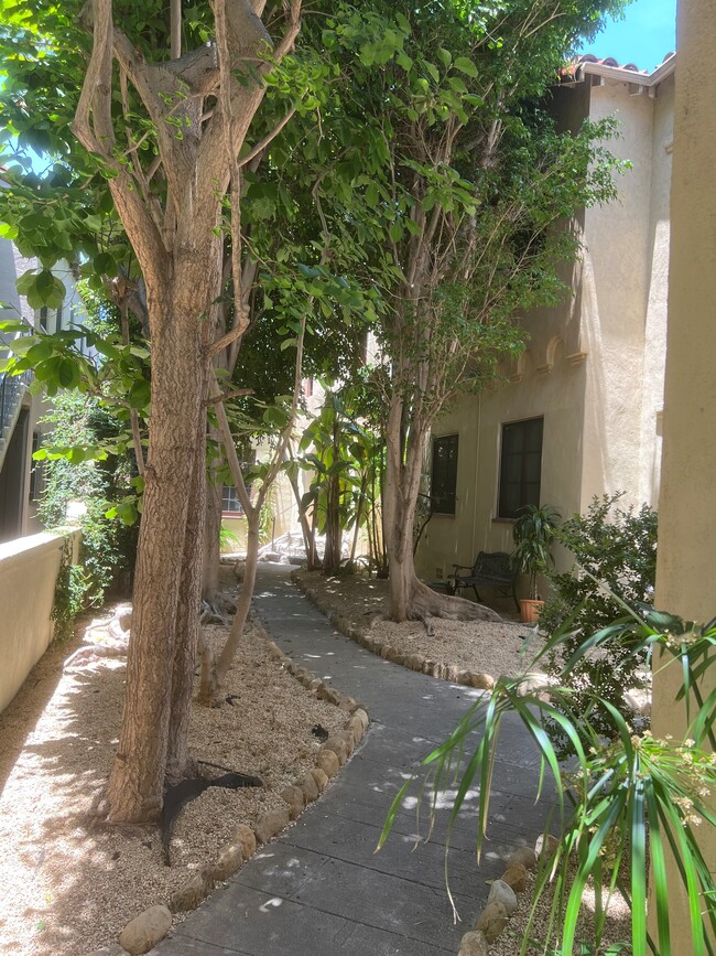Building Photo - 1025 S Orange Grove Ave