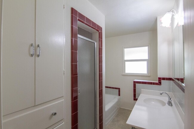 Building Photo - MOVE IN SPECIAL: $400 OFF FIRST MONTHS REN...