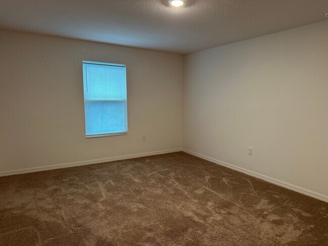 Building Photo - 3BR Townhome in Tavares with Open Floor Plan & Community Playground