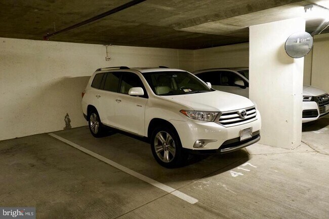 Building Photo - 888 N Quincy St