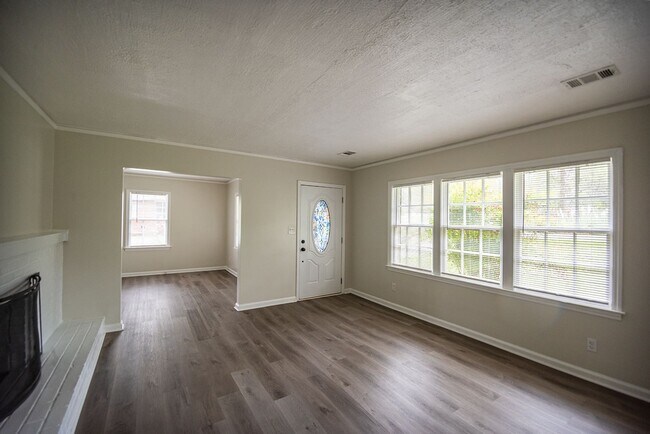 Building Photo - Beautiful home available today!
