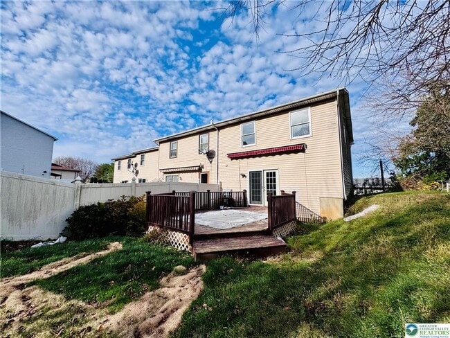 Building Photo - 235 Vista Dr