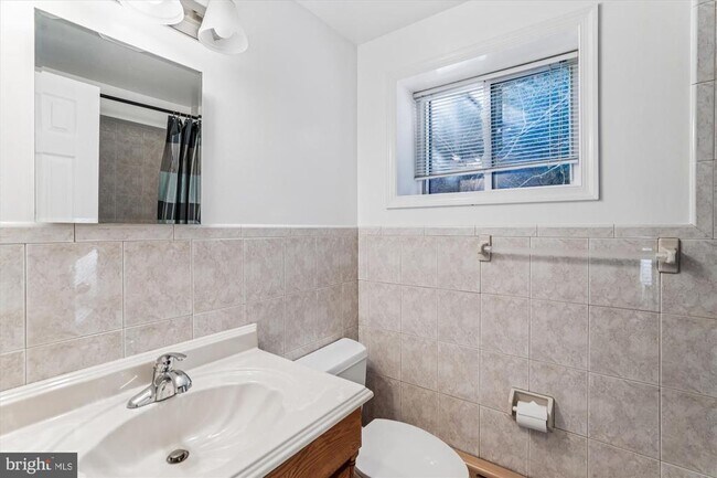 Building Photo - 5813 Midhill St