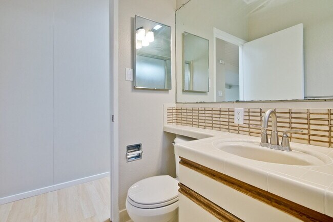 Building Photo - Nice Single Level Eichler Home in the Gree...