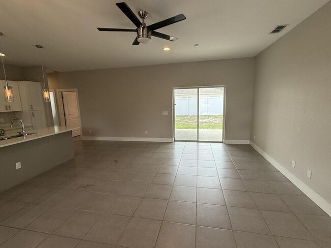 Building Photo - 105 Zinnia Ln