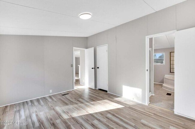 Building Photo - 185 Paradise Ln