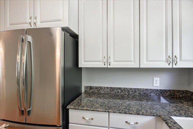 Building Photo - 6558 Crown Blvd