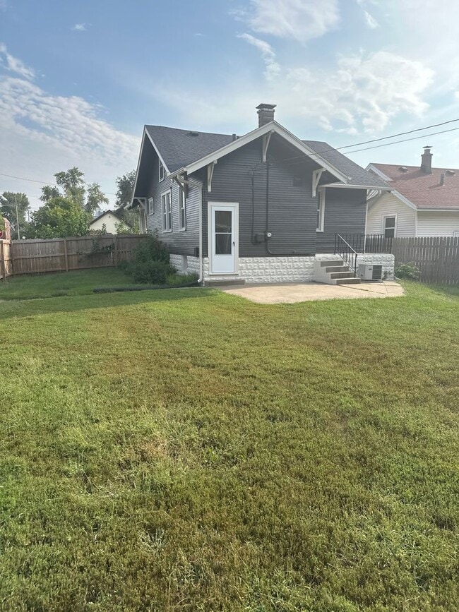Building Photo - Corner Lot 2 bed 2 bath w 1 car Garage!