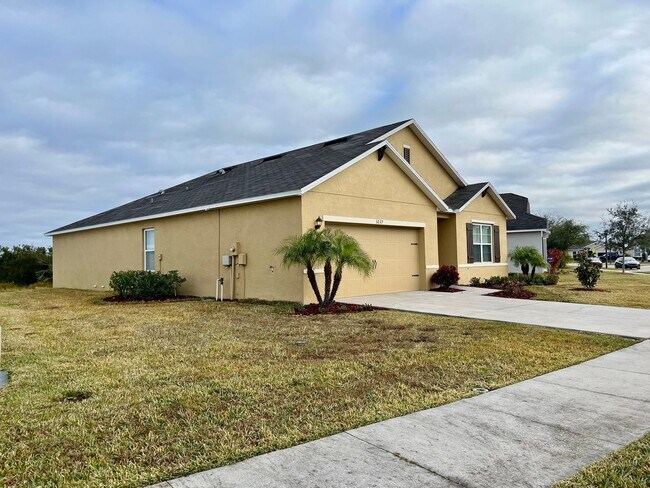 Building Photo - Modern 4 bed/2 bath home with brand-new flooring!