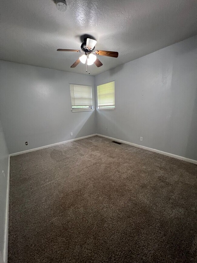 Building Photo - Must see 3 bed, 2 bath home near Downtown ...