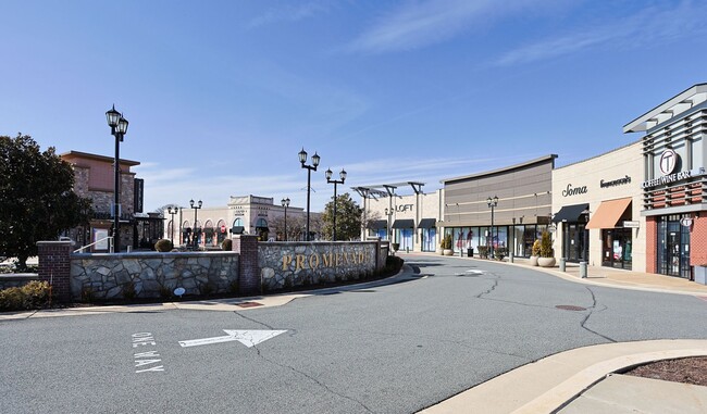 Building Photo - Move-in ready Townhome in Wenworth Green C...