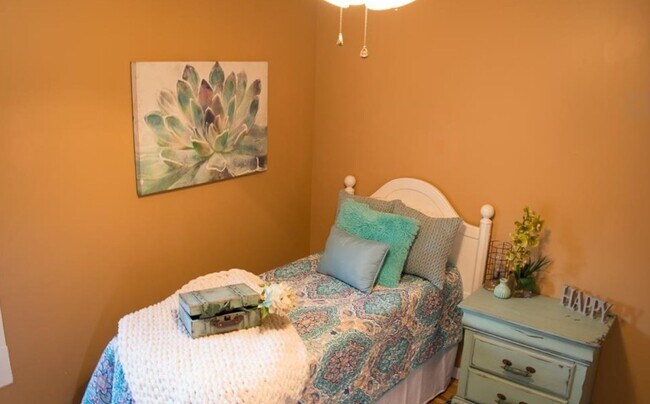 Building Photo - 5 bedroom, 2 bath house - Available for the 2026/2027 lease term!