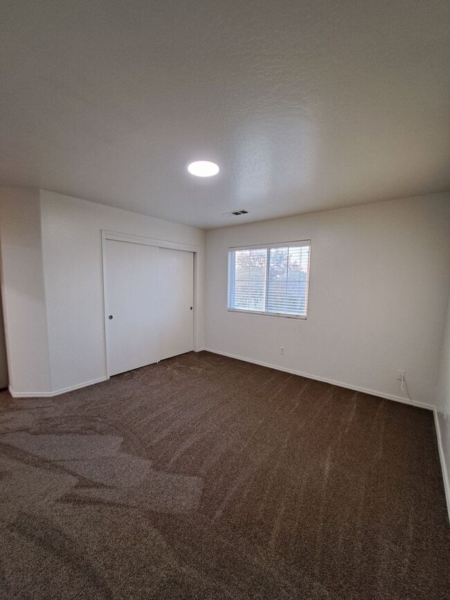 Building Photo - Comfortable Two-Story 4BR Home in Fresno!