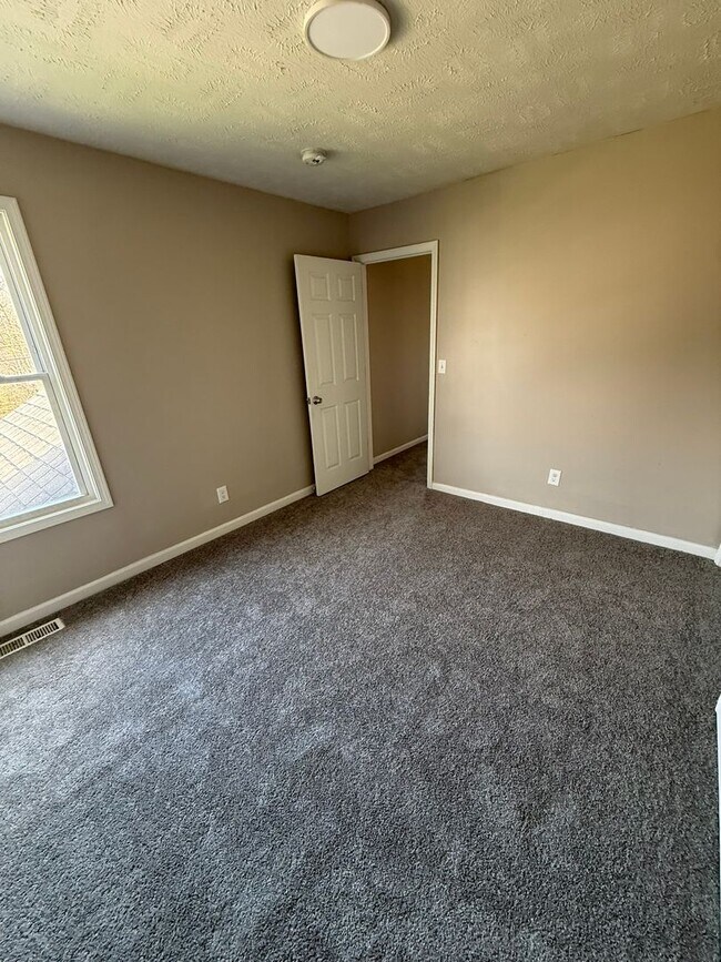 Building Photo - Charming 3-Bedroom Property in Prime Location
