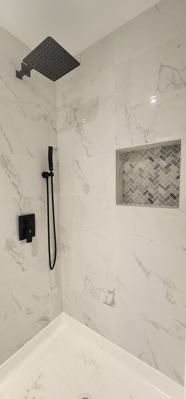 Building Photo - 40 Piaget Ave