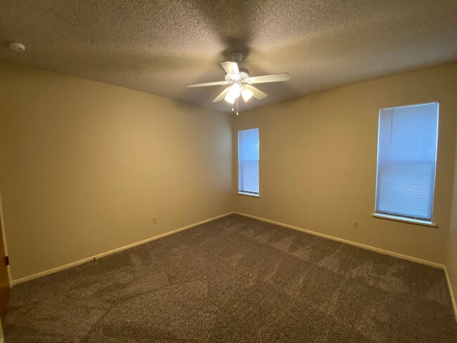 Building Photo - 2/2 Apartment on The Hill! Minutes from La...