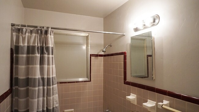 Building Photo - 4 BED 2 BATH 1 CAR GARAGE PLUS CARPORT IN STEVE PENNINGTON ADDITION