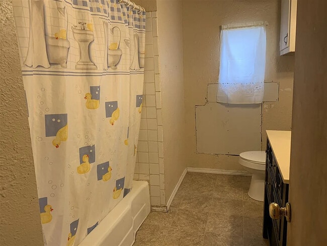 Building Photo - 402 W Poplar Ave