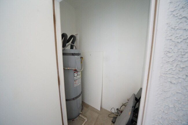 Building Photo - SHOWINGS AVAILABLE NOW