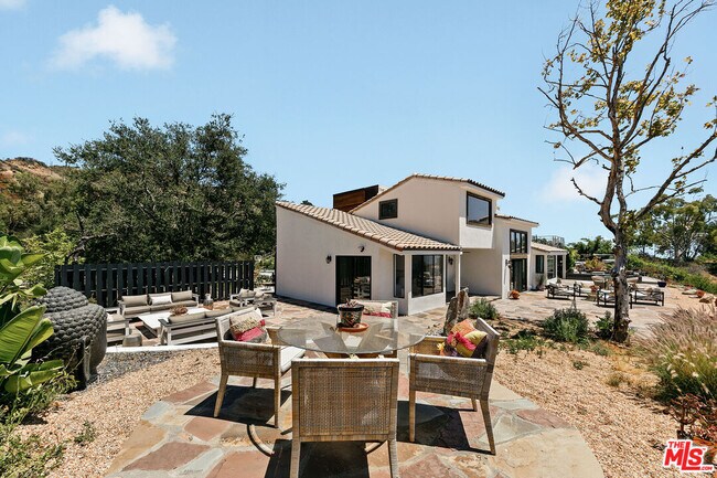 Building Photo - 231 Loma Metisse Rd