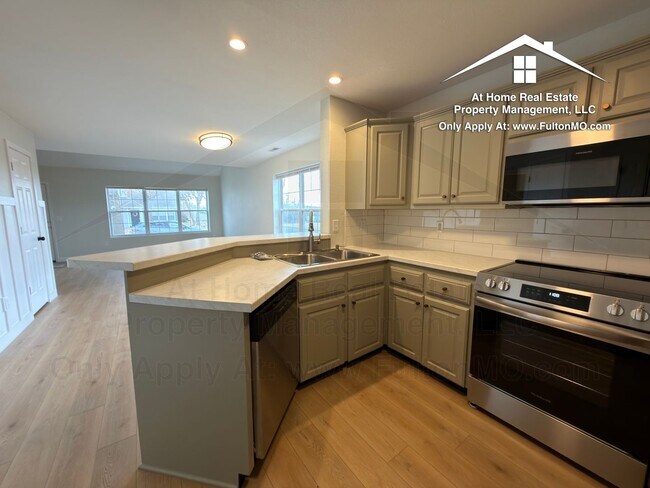 Building Photo - Greystone Court Duplex 1011-1013