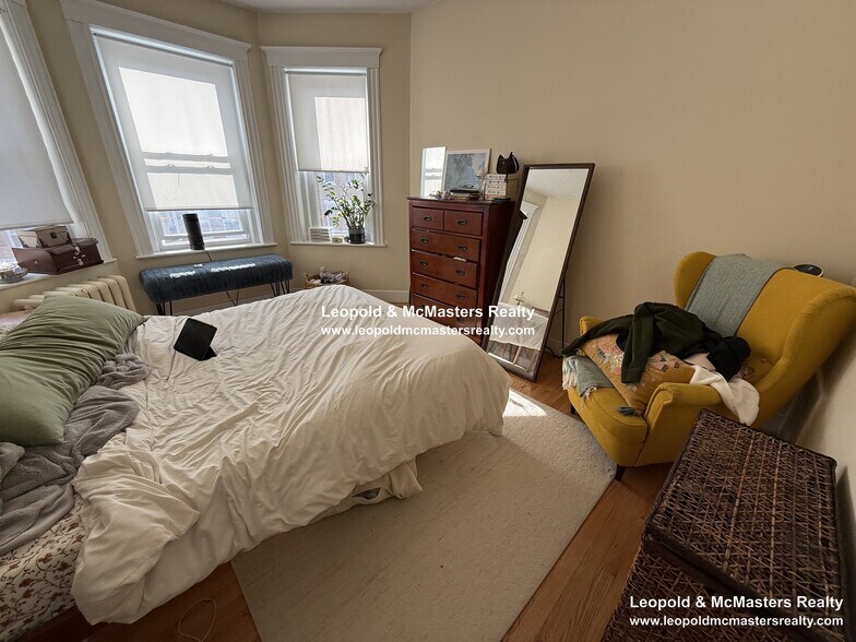 Building Photo - 164 Kelton St