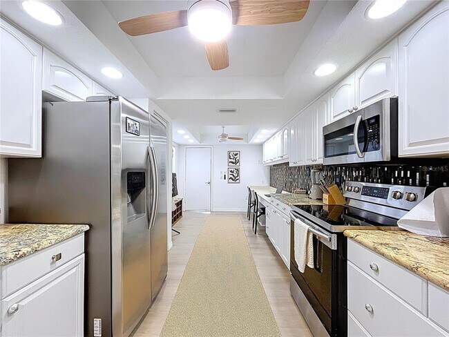 Building Photo - 4646 La Jolla Dr
