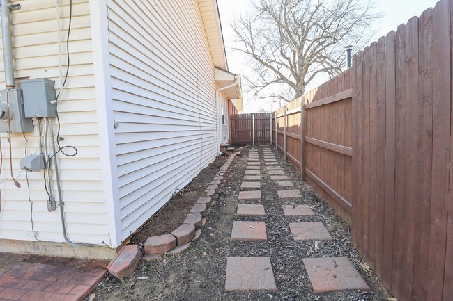 Building Photo - Updated 3 Bed / 1.5 Bath in Tulsa!