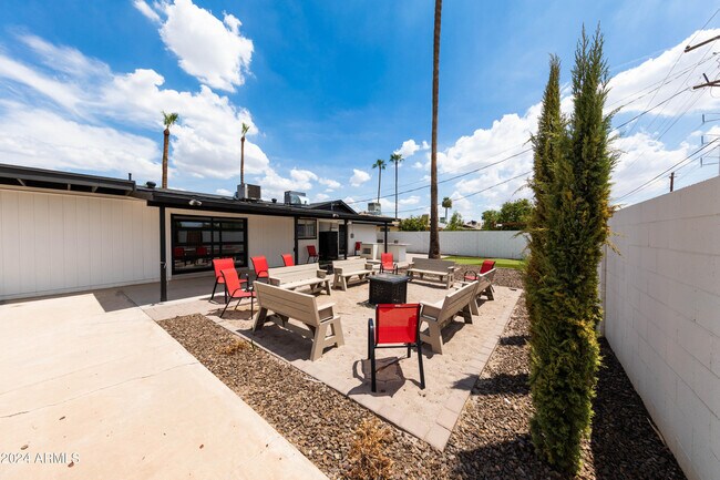 Building Photo - 2926 S Dromedary Dr